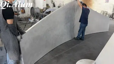 Révolutionner l'architecture moderne avec des panneaux hyperboliques en aluminium