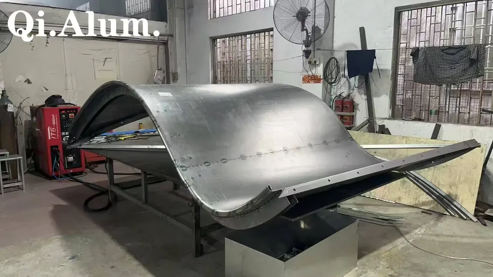 Révolutionner l'architecture avec des panneaux en aluminium à double courbure : précision, esthétique et durabilité — Foshan Qi Aluminum Decorative Materials Co. Ltd
