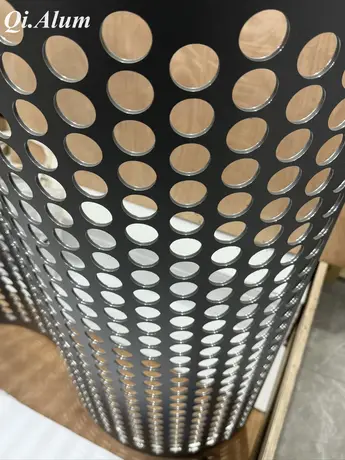 Panneaux perforés en aluminium ondulés : une symphonie de forme et de fonction