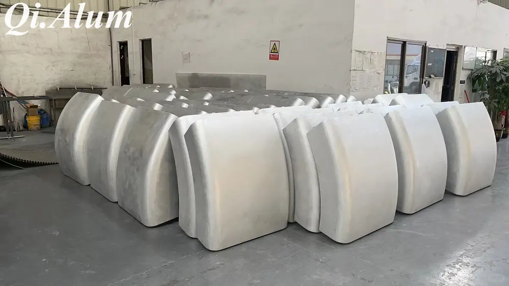 Révolutionner l'architecture avec des panneaux en aluminium à double courbure : où l'art rencontre l'ingénierie — Foshan Qi Aluminum Decorative Materials Co. Ltd