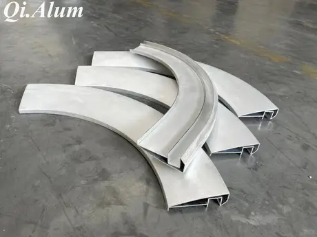 Panneaux en aluminium double-courbés spécialisés innovants – Précision pour une architecture exceptionnelle