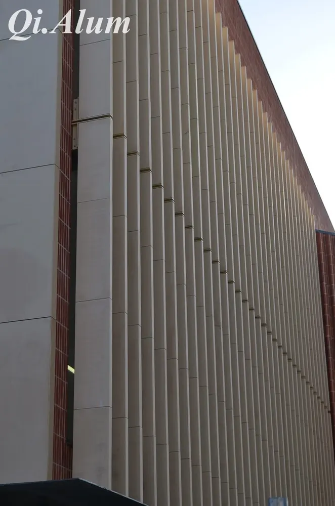 Mettez à profit la puissance de la lumière grâce à nos solutions de brise-soleil en aluminium — Foshan Qi Aluminum Decorative Materials Co. Ltd