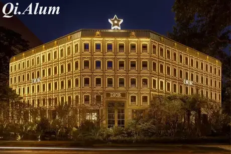 Précision et élégance réunies : les panneaux d'assemblage en aluminium donnent vie au projet Dior Thaïlande en 3 mois