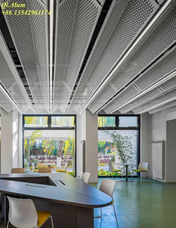 Panneaux de plafond perforés fabriqués selon les idées des architectes