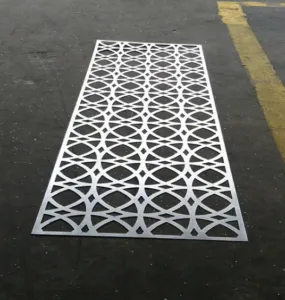 Clôture en panneau aluminium massif, panneau mural en aluminium massif, tôle métallique perforée en aluminium, carreaux de plafond en aluminium, grille de plafond en aluminium, plafond en alliage d'aluminium, écrans en aluminium mashrabiya, tôle d'aluminium percée.