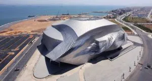 Clôture en panneau aluminium massif, panneau mural en aluminium massif, tôle métallique perforée en aluminium, carreaux de plafond en aluminium, grille de plafond en aluminium, plafond en alliage d'aluminium, écrans en aluminium mashrabiya, tôle d'aluminium percée.