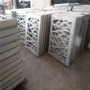 Clôture en panneau aluminium massif, panneau mural en aluminium massif, tôle métallique perforée en aluminium, carreaux de plafond en aluminium, grille de plafond en aluminium, plafond en alliage d'aluminium, écrans en aluminium mashrabiya, tôle d'aluminium percée.